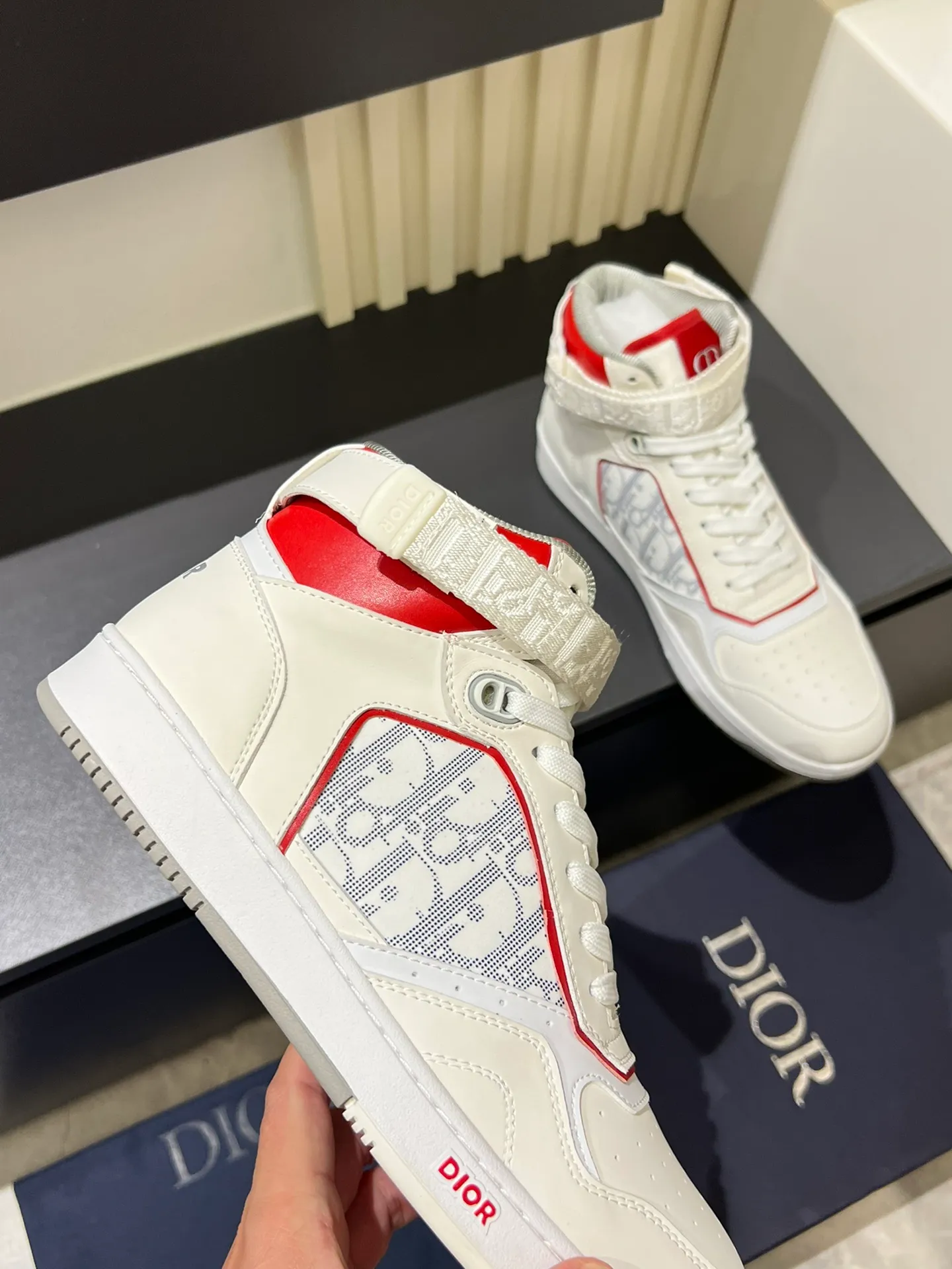 Men's shoes 💰p460 "Dio*" mid-top B27 casual sneakers. This B27 high-top sneaker is a new product in the series and continues Di*r's classic style. Crafted from gray and white smooth calf leather with beige and black Oblique print panels on the sides. The "CD Icon" shaped shoelace eyelets are clever and delicate, and the two-color rubber sole, rear collar and heel are all equipped with the brand's iconic details to enhance the style. Oblique printed straps at the ankle allow for an adjustable fit to complement the overall design. Fashionable and versatile, it can complement any look. Create an exquisite design with unique dynamic vitality and modern atmosphere, presented in low-top and high-top styles. This new must-have shoe adds a new dimension to Dior's archive heritage, embodying modern elegance. Purchase the original version and make it 1:1. If you need top quality, please come to me! Male 38-44!